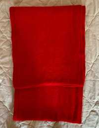 Ярко червен вълнен шал