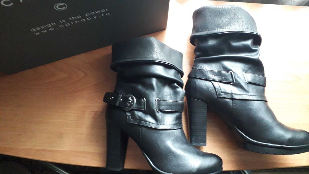 Продам женскую обувь , сапоги короткие , очень красивые , новые