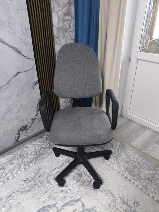 Продам стол и компьютерное кресло комплект