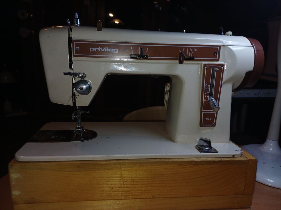 Masina de cusut PRIVILEG 192 B-1 , zig-zag  metalica