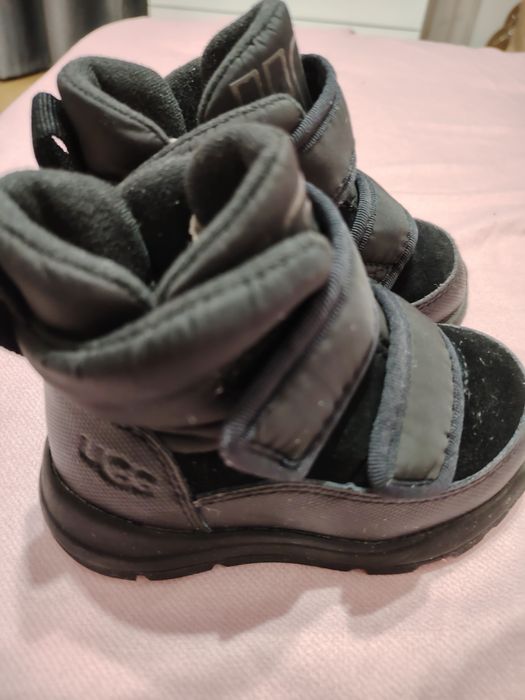 Vând ghetuțe UGG Nr 22, îmblănite cu lână naturala