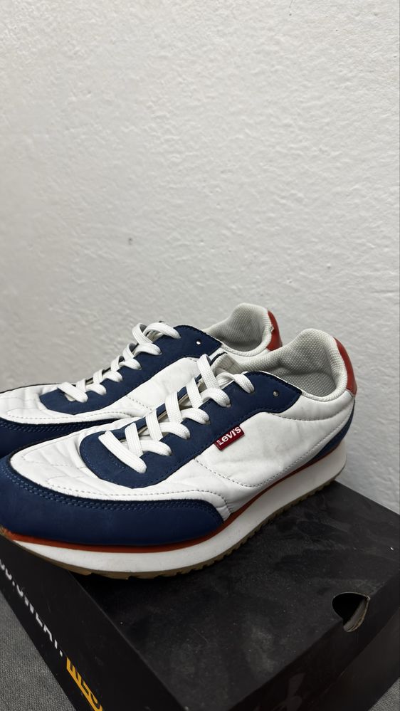 Продавам маратонки Levis