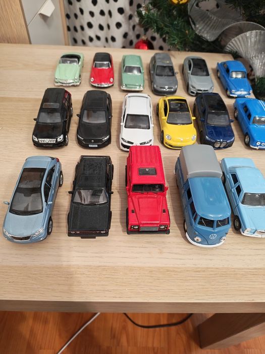 Vând sau schimb machete auto 1:36