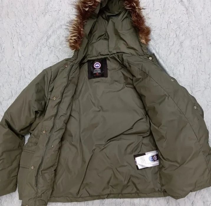 Vând geaca dama Canada Goose!
