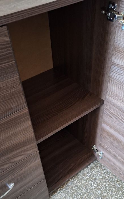 Шкафче за дрехи и книги.