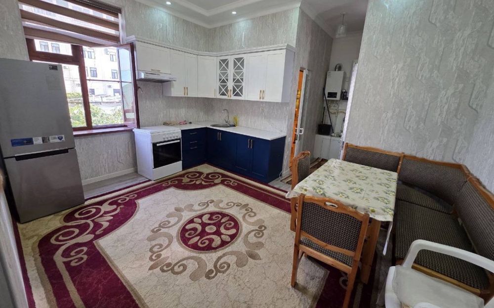 Sebzor G'ofur Gulom metro oldida