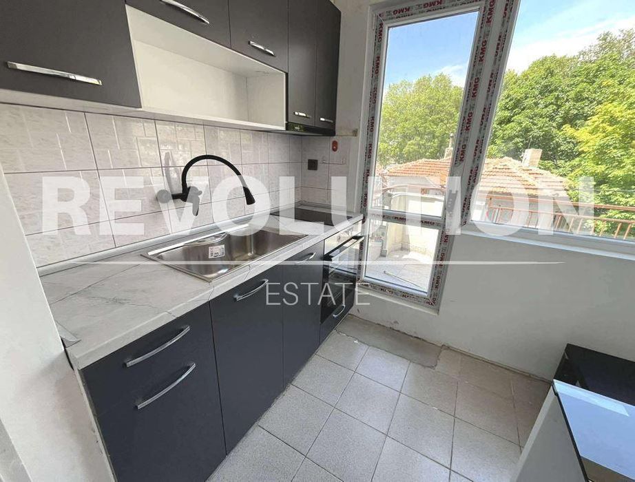 Тристаен апартамент в района на Погреби!