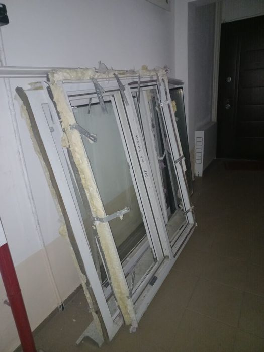 Продам пластиковую дверь (выход на балкон)