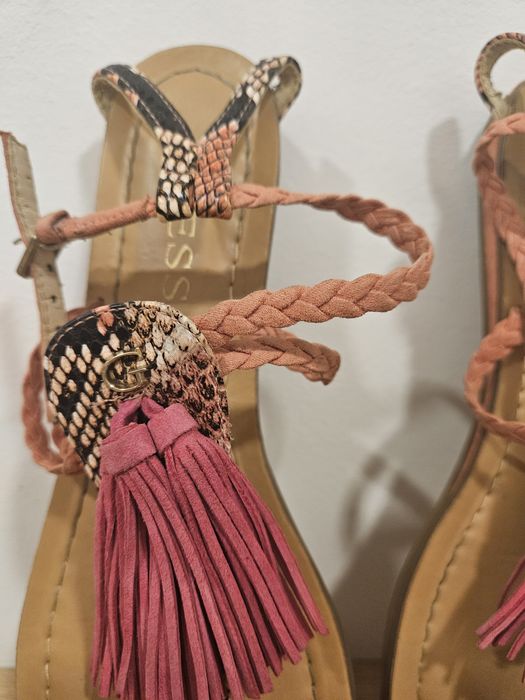 Сандали на Guess