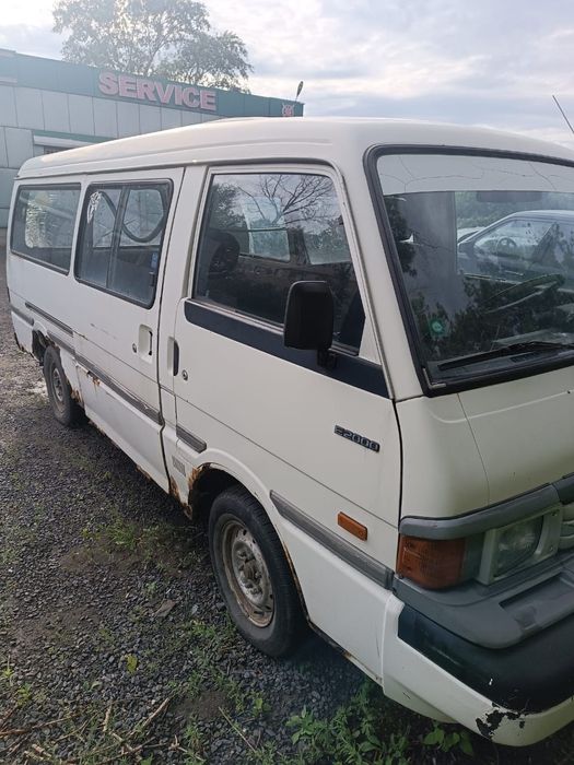 Продам машину Mazda E2000