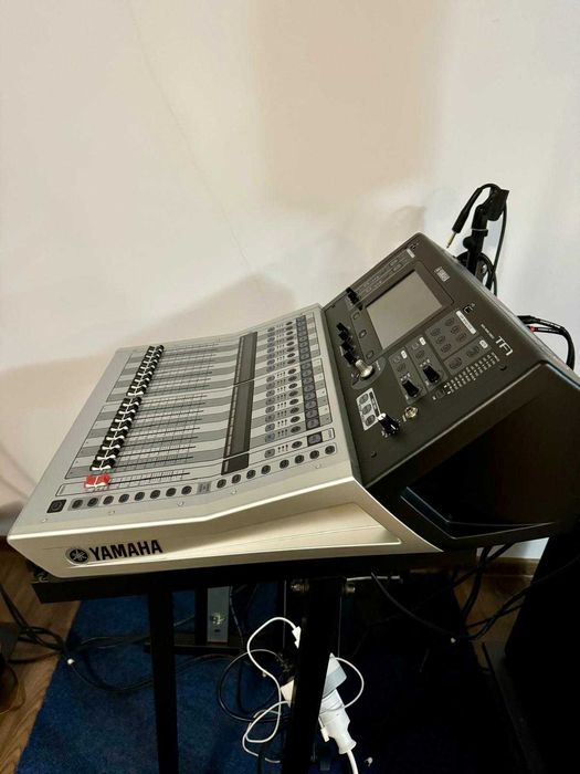 Mixer Digital Yamaha si Sistem de boxe Active