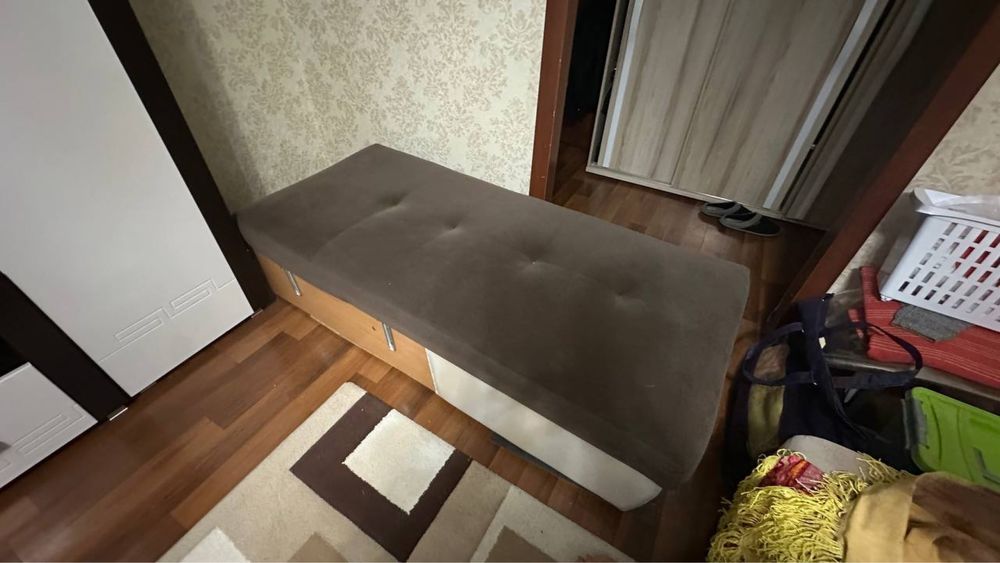 Диван небольшой. Отдадим бесплатно. Самовывоз с вас