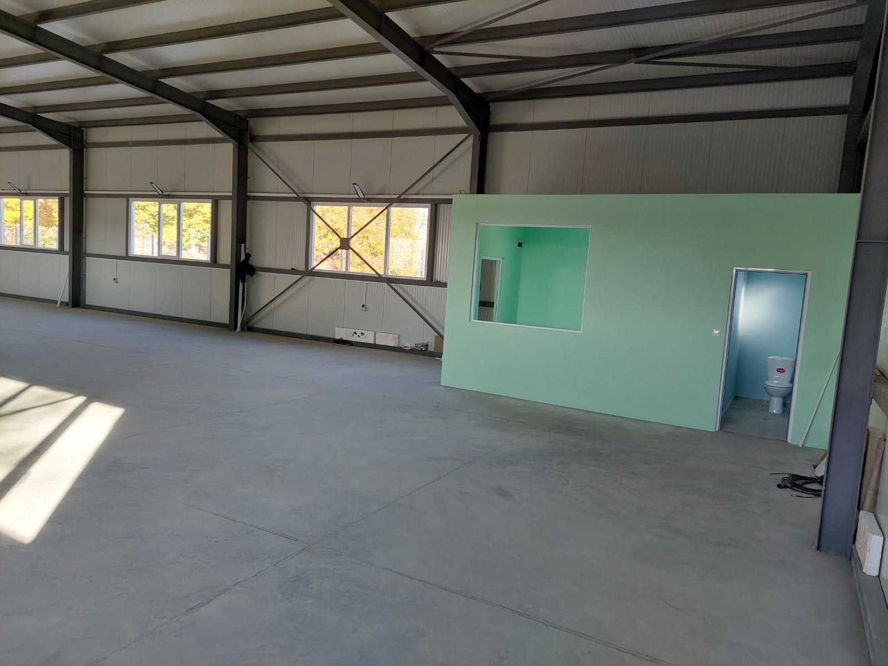 Дава се под наем Промишлена сграда в Казанлък - 430 кв.м за 1020 € - Снимка #2