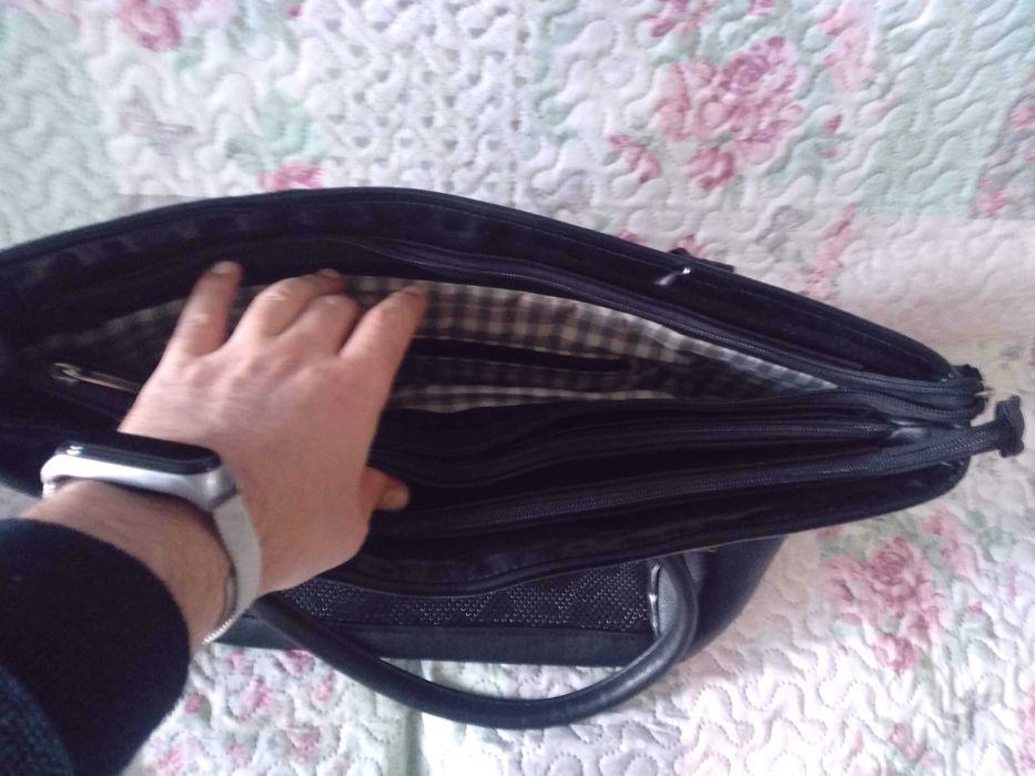 Дамска чанта - нова голяма с ципчета и много джобове вътре!!!