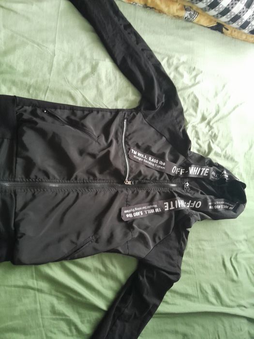 Vând jachetă off white