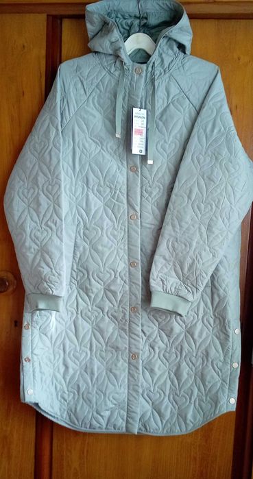 Ново, необличано  дамско олекотено яке. Цвят МЕНТА.