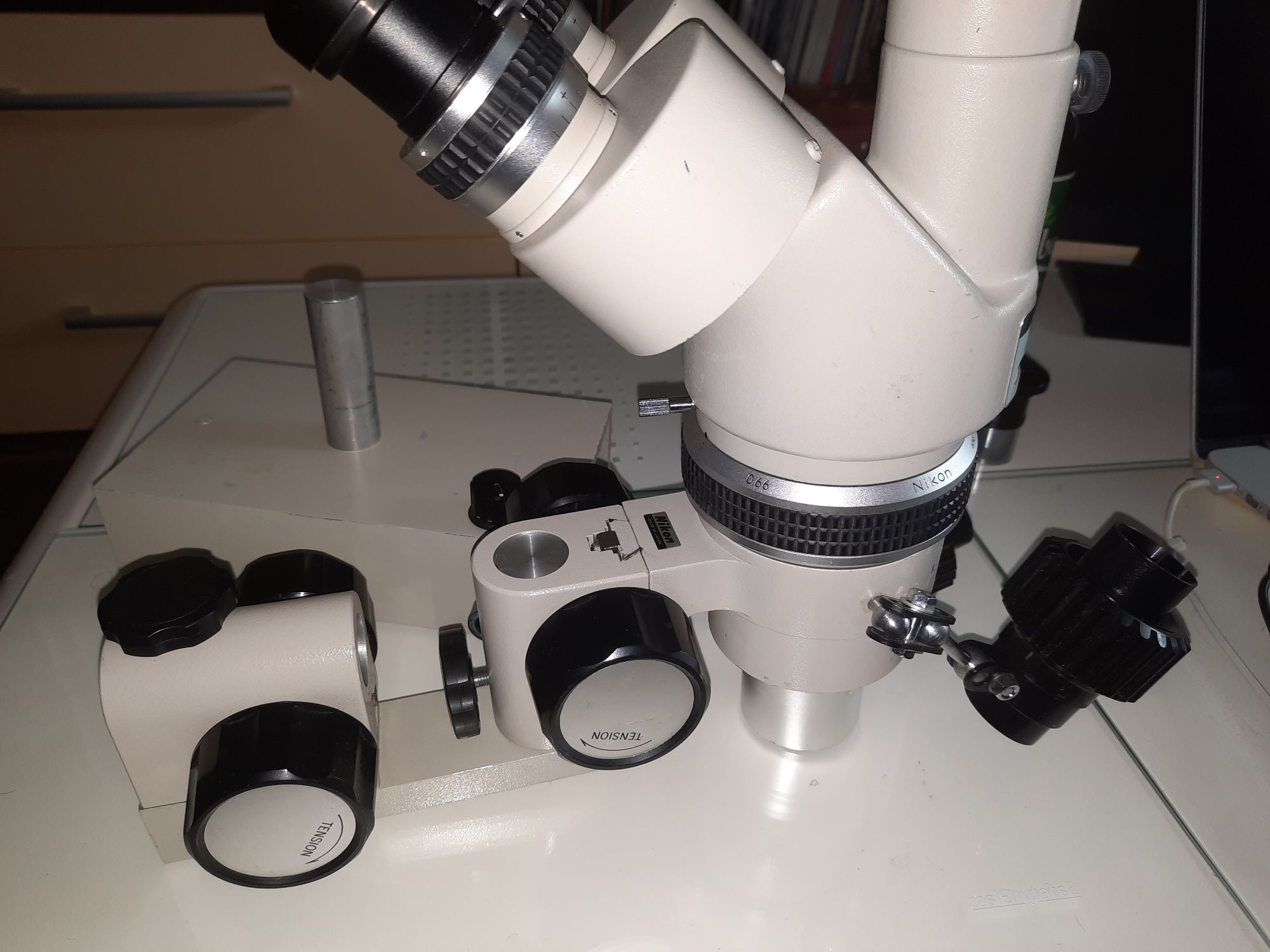 Vând microscop Nikon