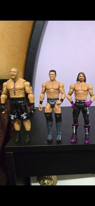 Продавам своята колекция от кеч фигурки!