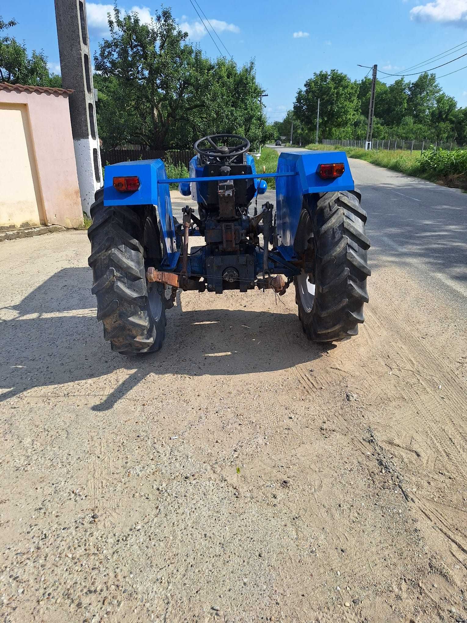 Tractor Universal 445, cutie de viteze cu 2 manete