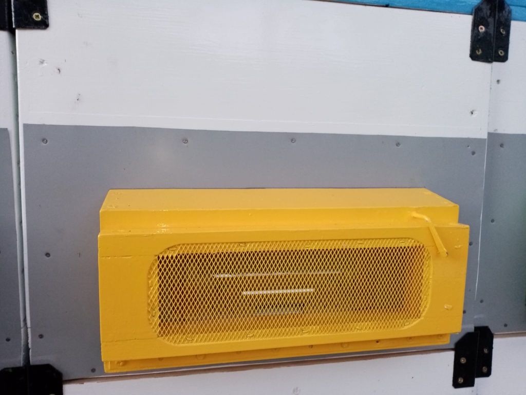 Vând 40 stupi fără albine.