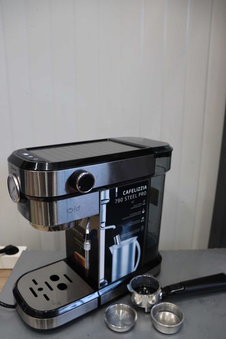 Кафемашина Cecotec Cafelizzia 790Pro, 1350W, 20Bar,разпенител за мляко