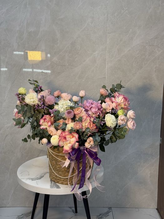 Свежие цветы в кашпо размера L цена догорная