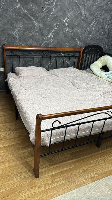 Кровать с матрасом