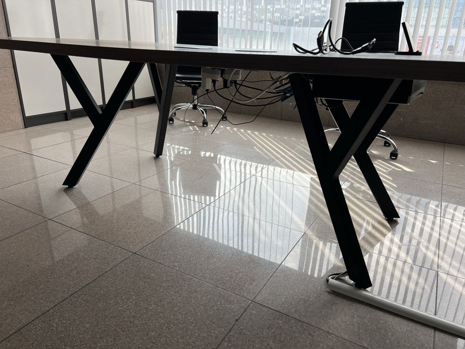 Заседателна маса с размери 240 х 120 см