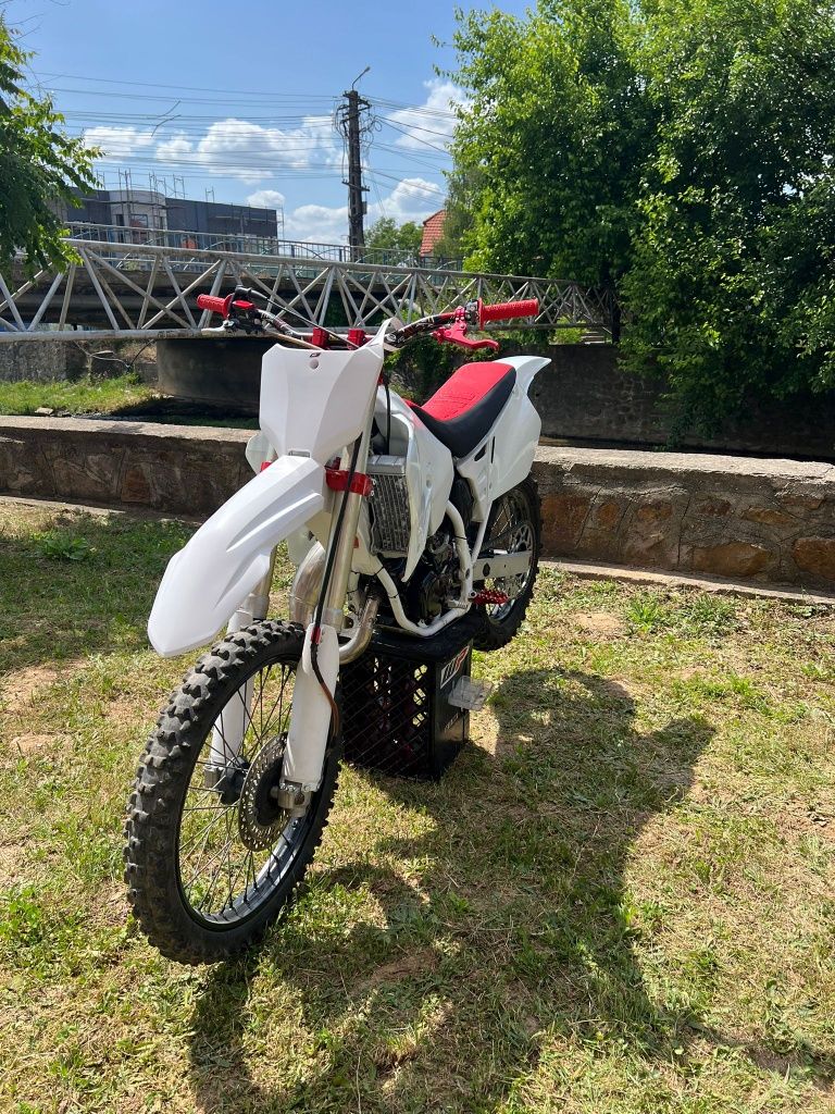 Vând honda cr 125