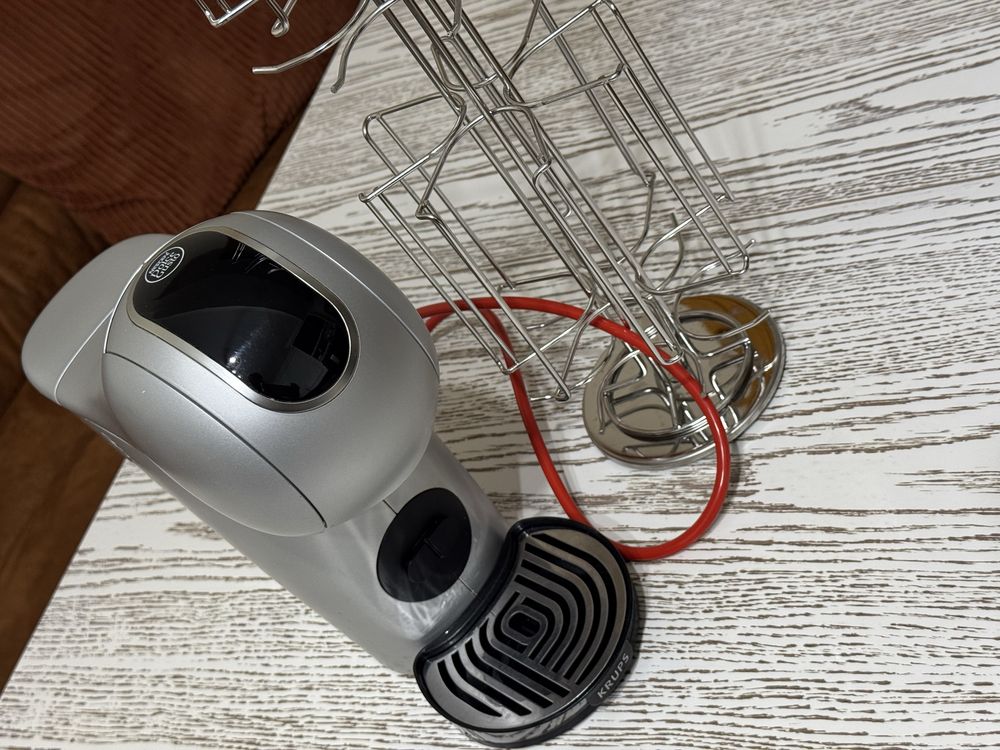 Кафе машина Nescafe Dolce Gusto Genio S Plus + стойка за капсули