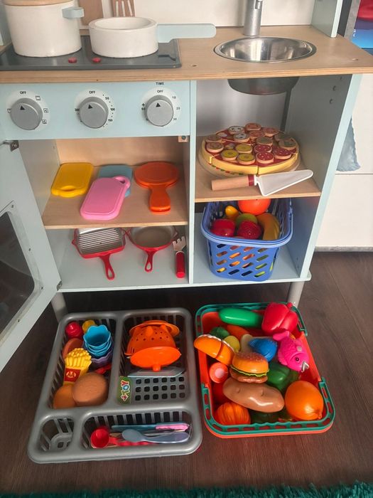 Bucătărie din lemn impecabilă pentru copii