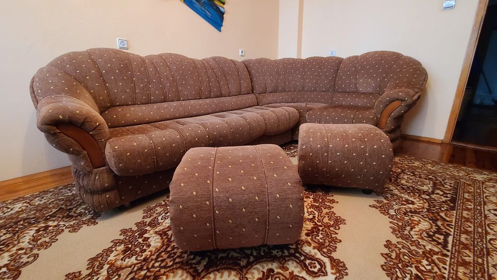 Ъглов диван с две табуретки