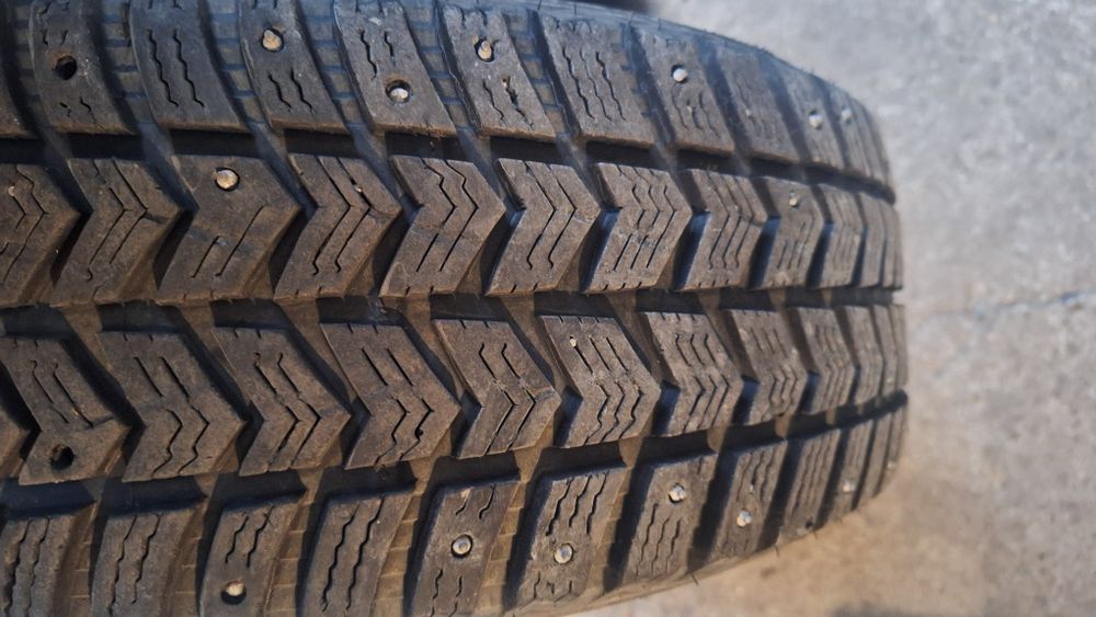 Anvelope iarna de gheata si tapada - cu crampoane second hand