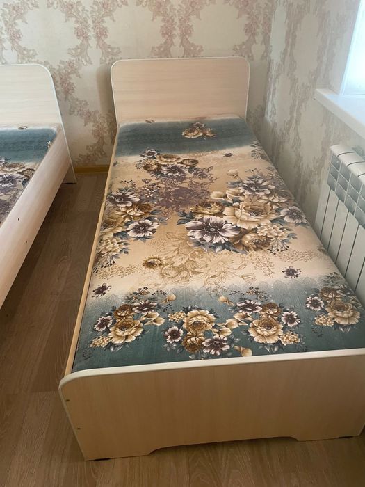 Кровать бежевого цвета,