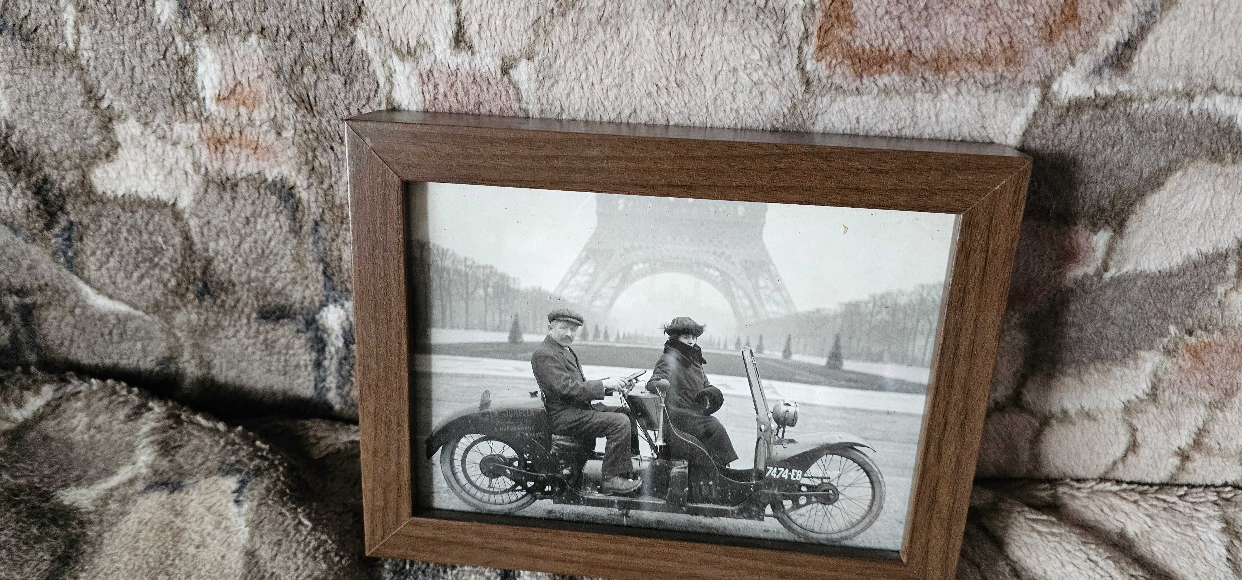 poza vintage inramata cu turnul eiffel