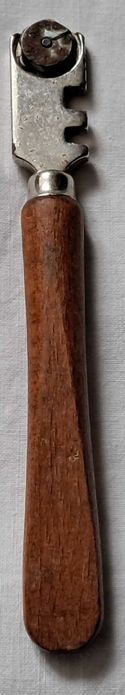 Antichitati (Lanterna Elba, Diamant de taiat , Barometru)