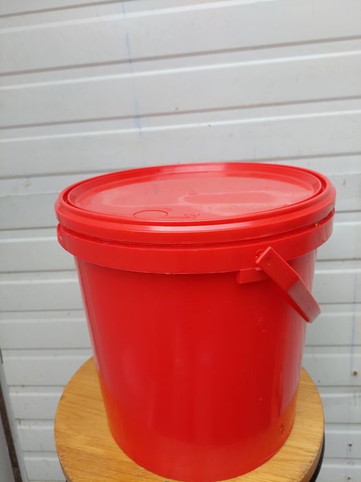 OFERTA găleți din plastic cu capac