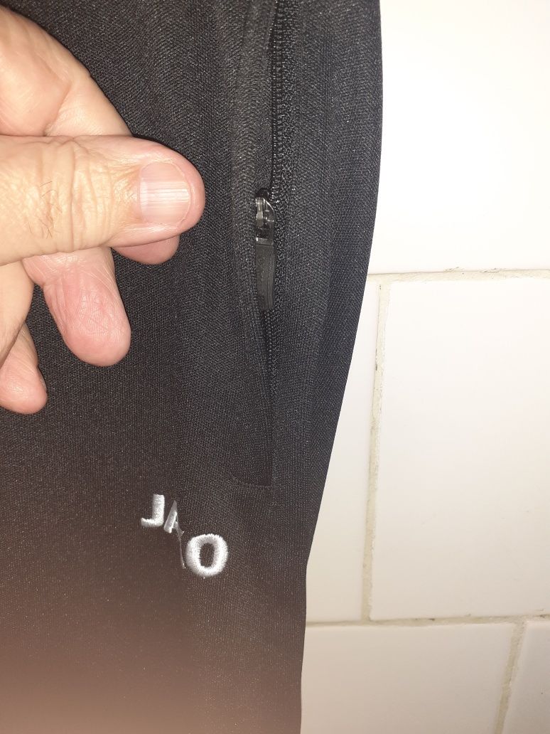 Pantaloni trenig marca jaco mărime L culoare neagra