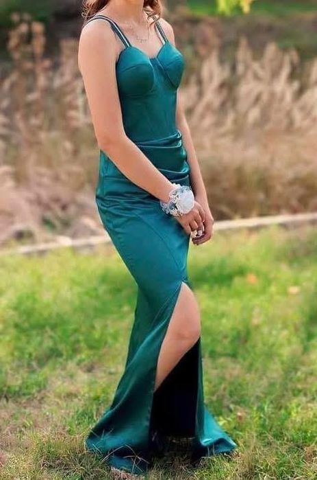 Официална сатенена рокля