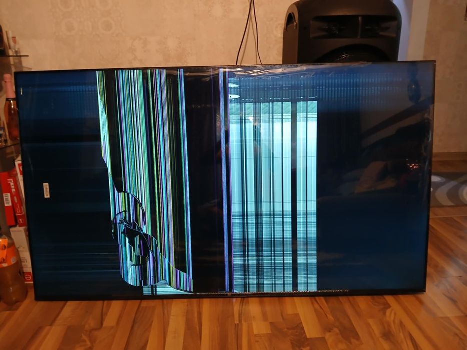 Vând tv led Smart Nei pentru piese  195 Cm
