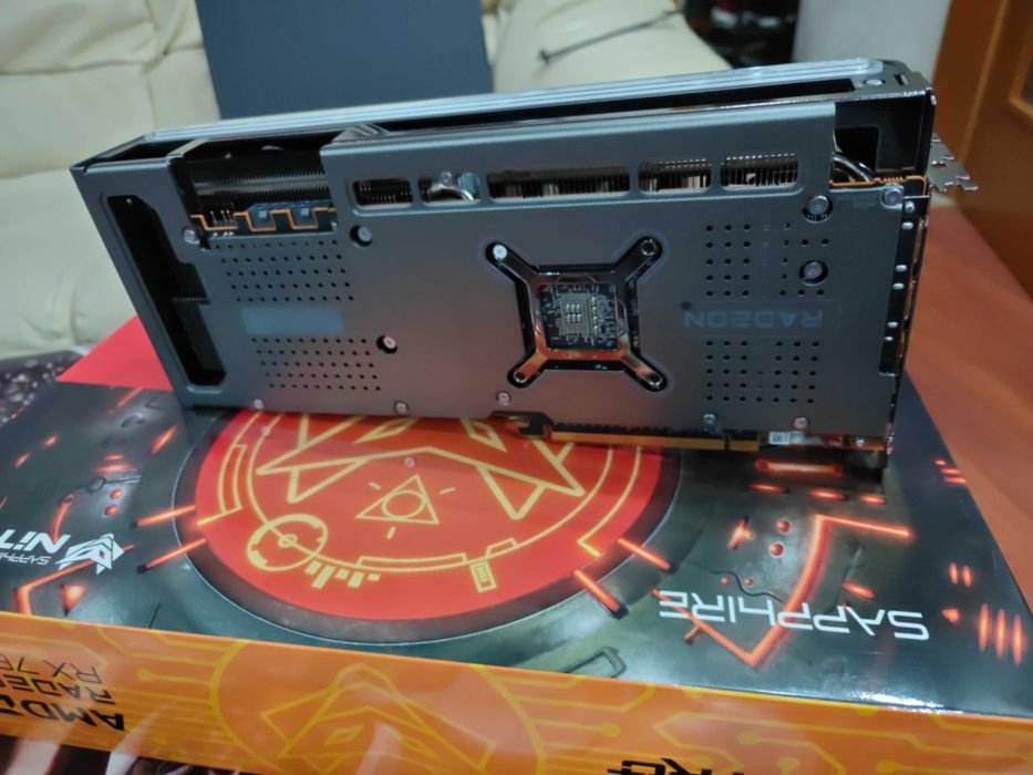 Продавам Sapphire NITRO+ AMD Radeon RX 7800 XT 16GB