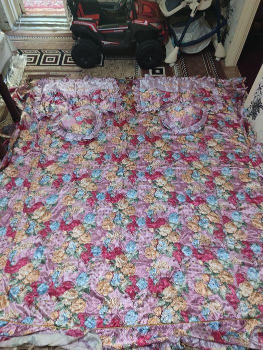 Продам покрывало с наволочками, двухспальная. Каждая по 200т.
