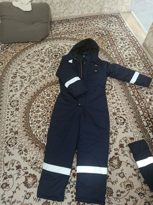 Продам зимний рабочий комбинезон.