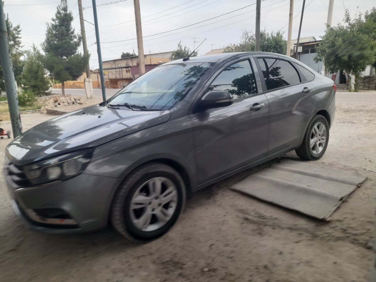 Lada Vesta moshini tez sotiladi. Narxi kelishiladi yana.