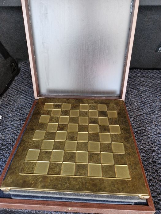 Joc de șah,  model deosebit, figurine metalice