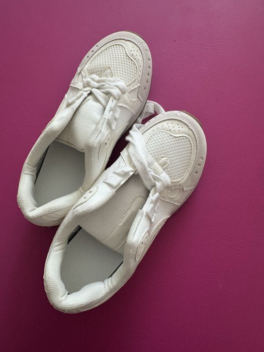 Кроссовки новие размер 36