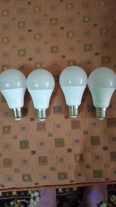 Vand 2 prize inteligente-smart și 4 becuri smart cu culori multiple