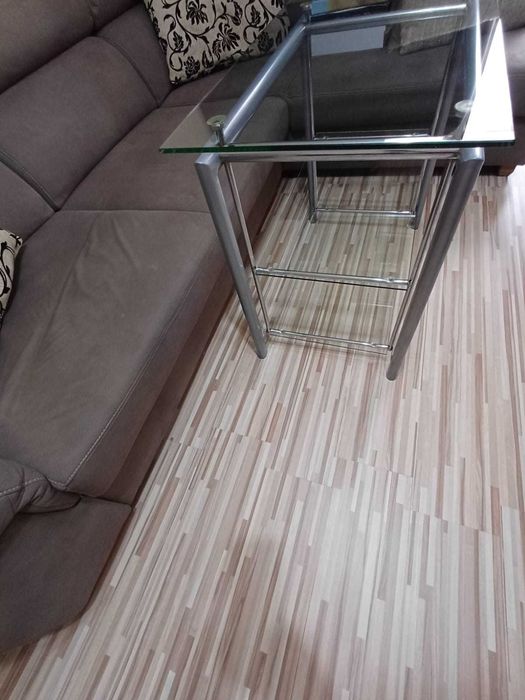 Coltar de vanzare+o masa din sticla