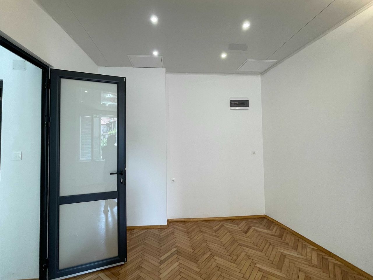 Дава се под наем Офис в Габрово, Център - 23 кв.м за 357 € - Снимка #2