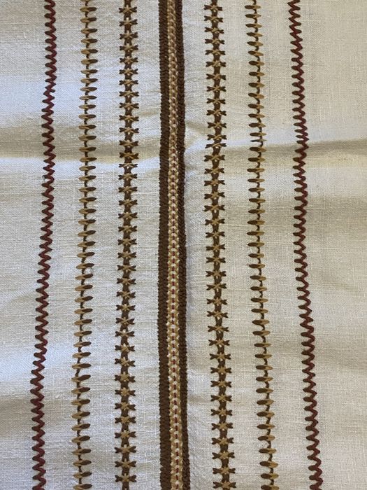 Fata masa brodata manual